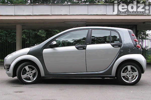 WRAŻENIA Z JAZDY | Smart forfour I - bok samochodu w dwukolorowym nadwoziu